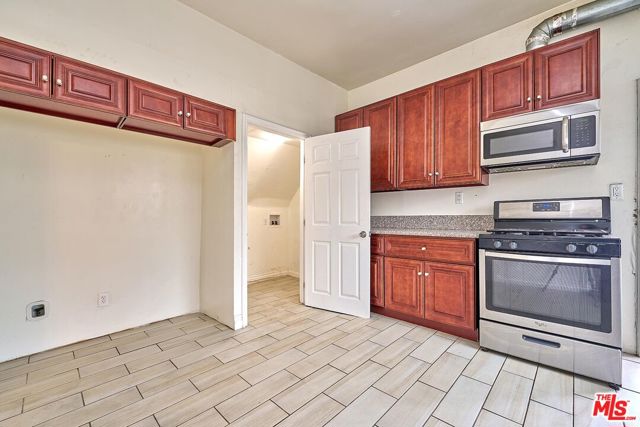1147 S Mariposa Avenue, Los Angeles CA: https://media.crmls.org/mediaz/2e95966a-da80-43b7-827a-3b7e64463b7c.jpg