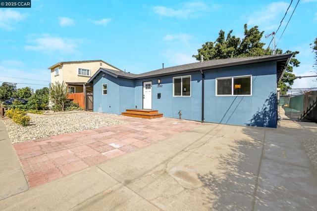 10060 Bernhardt Dr, Oakland CA: https://media.crmls.org/mediaz/2e967665-fbae-45c5-b9b4-ad8c63ab51a6.jpg