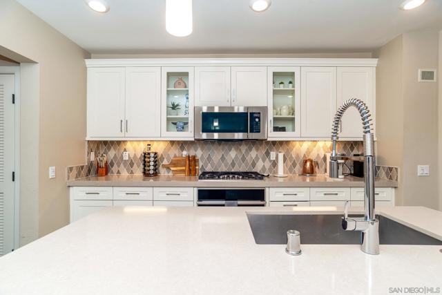 807 Santa Barbara Pl, San Diego CA: https://media.crmls.org/mediaz/2e972fa8-aa15-495e-93d4-300bc13e262c.jpg