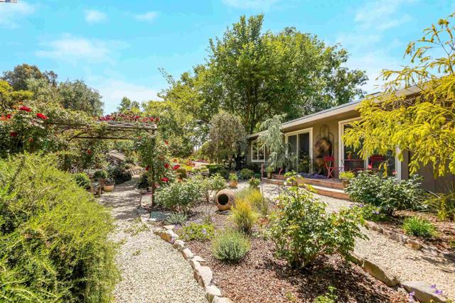 8700 Oak Tree Ln, Castro Valley CA: https://media.crmls.org/mediaz/2e988152-5967-4896-a7db-a787bb1a2ba8.jpg