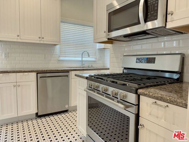 347 N Curson Avenue, Los Angeles CA: https://media.crmls.org/mediaz/2e9a340b-7204-42ae-a6a2-bcf7ed02e1b7.jpg