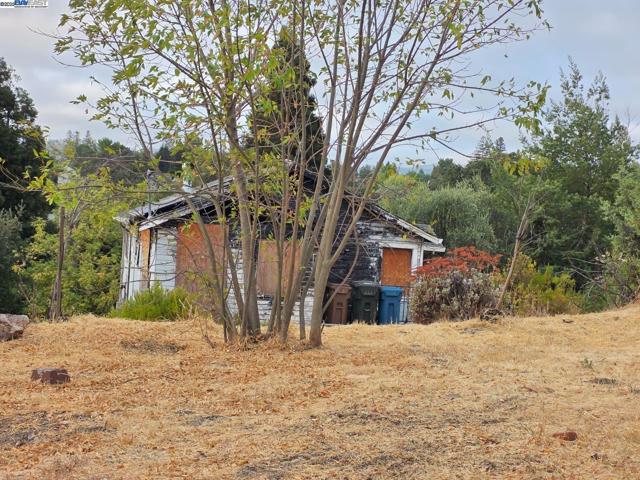2315 Wayne St, Martinez CA: https://media.crmls.org/mediaz/2e9ac13f-6669-4be3-a026-e02b5732369b.jpg