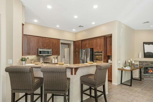 63 San Marino Circle, Rancho Mirage CA: https://media.crmls.org/mediaz/2e9adfc1-3e42-4887-9441-dcdb64eae267.jpg