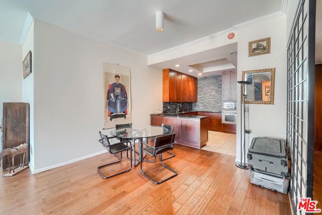 Dining Area & Kitchen