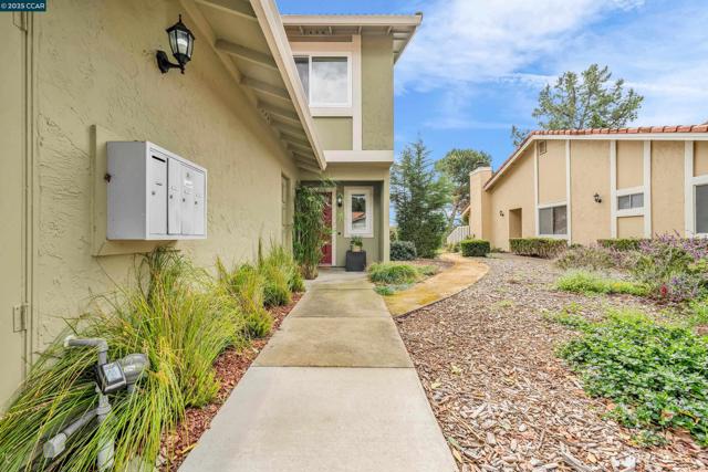 31 Turtle Creek Street, Oakland CA: https://media.crmls.org/mediaz/2e9bdeba-69b6-4fda-ae99-b5acee55c0f3.jpg