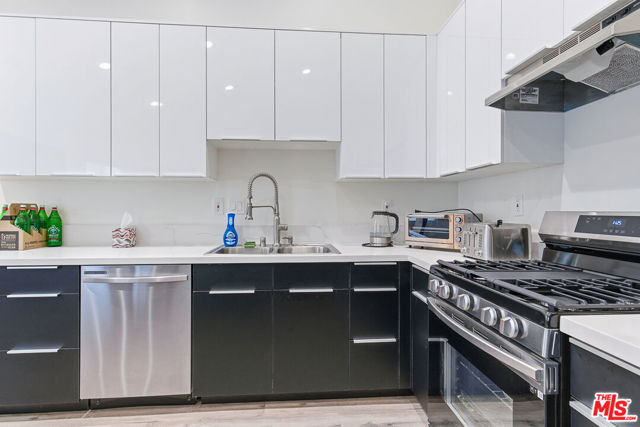 611 N Buena Vista Street, Burbank CA: https://media.crmls.org/mediaz/2e9c559d-84bc-4206-8acd-f7efef1442d5.jpg