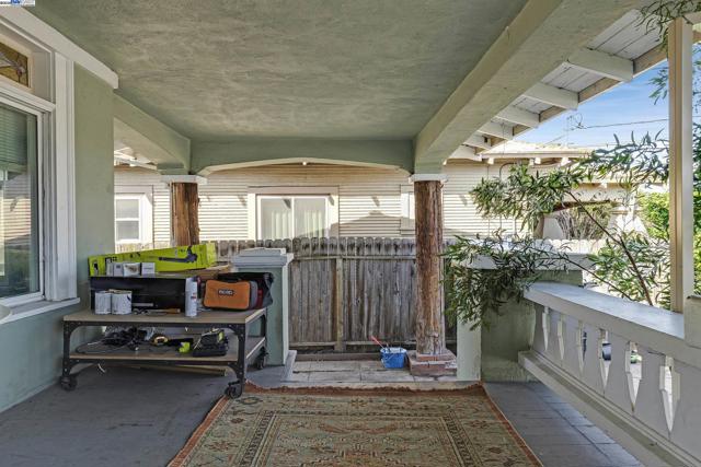 2708 60th Avenue, Oakland CA: https://media.crmls.org/mediaz/2e9caa65-bbd2-4254-8114-e37d6c4595ad.jpg
