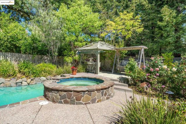 14 El Camino Moraga, Orinda CA: https://media.crmls.org/mediaz/2e9d8cc8-e418-4558-bb3d-bf05cea204f7.jpg