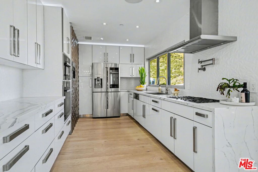 https://media.crmls.org/mediaz/2e9de7cc-ec32-4230-b1e4-b0e4cf724f43.jpg?preset=X-Large