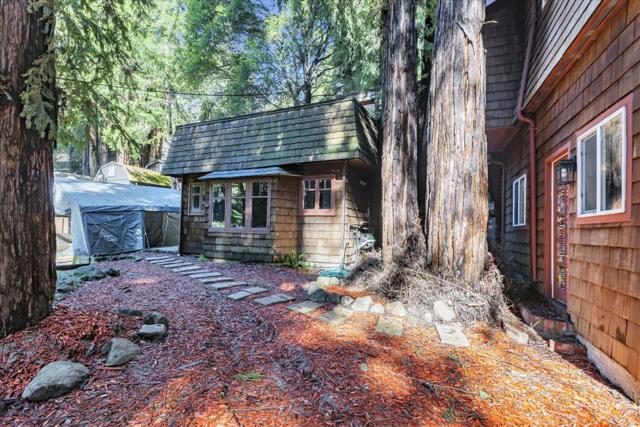 695 Creek Drive, Boulder Creek CA: https://media.crmls.org/mediaz/2e9e40cd-07bb-4e34-8f98-3636c8d80ac1.jpg