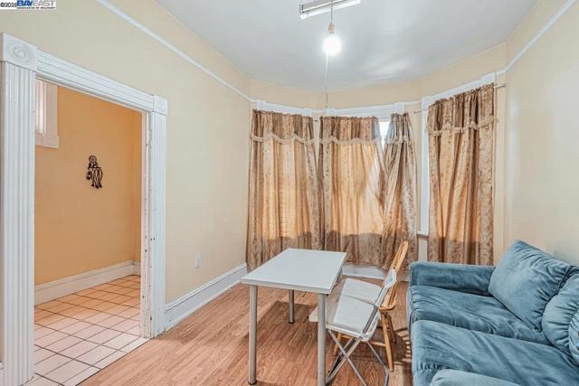 2530 Market St, Oakland CA: https://media.crmls.org/mediaz/2e9ed63c-d499-471d-891f-cc82d026f744.jpg