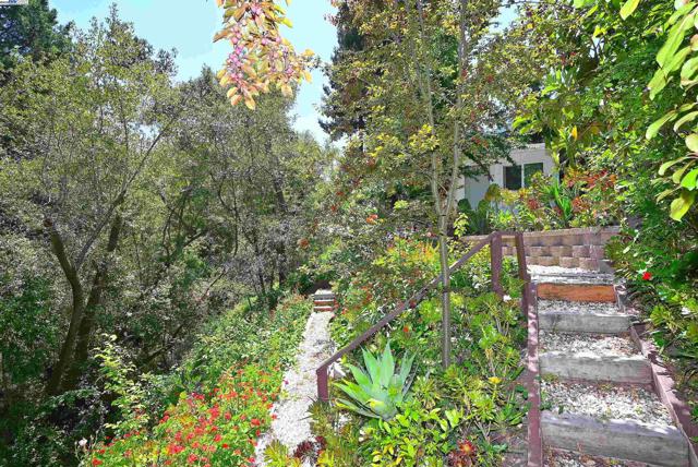 38 Saint Stephens Dr., Orinda CA: https://media.crmls.org/mediaz/2e9edc2c-e9fd-4db0-bdb1-e15112c920eb.jpg