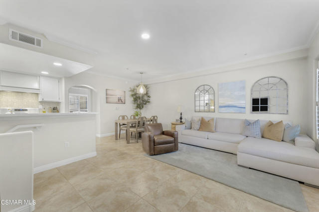 5200 Premiere Hills Circle, Woodland Hills CA: https://media.crmls.org/mediaz/2e9ee525-5125-4e02-9bf7-1e58f3bfd99e.jpg