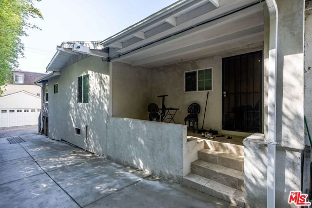 4848 Oakwood Avenue, Los Angeles CA: https://media.crmls.org/mediaz/2e9f6c77-8ac5-4e65-8ccb-0d01ea5441f6.jpg