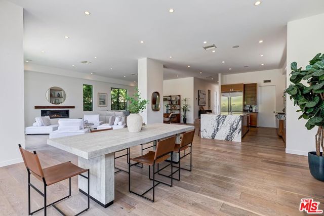 3571 Colonial Avenue, Los Angeles CA: https://media.crmls.org/mediaz/2e9f7e46-4d81-4851-9e25-41f2b41c5de1.jpg
