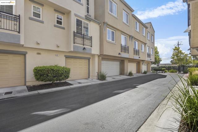 8892 Bellina Commons, Dublin CA: https://media.crmls.org/mediaz/2ea0aeae-9b80-492f-94d5-fde376cef058.jpg