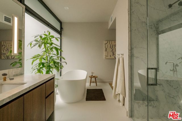 702 N Doheny Drive, West Hollywood CA: https://media.crmls.org/mediaz/2ea0f2d3-7ae9-405f-a715-900fbfefc810.jpg