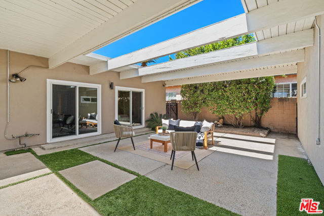 21206 Merridy Street, Chatsworth CA: https://media.crmls.org/mediaz/2ea1c334-8d33-45cc-80d8-f046dd5936b6.jpg