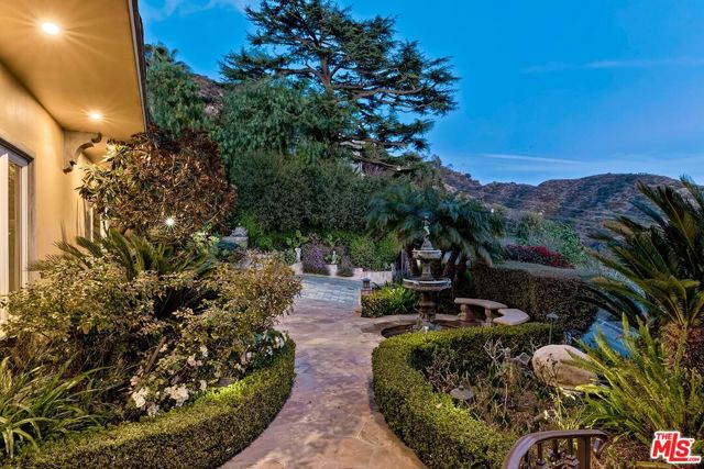 3595 Wonder View Drive, Los Angeles CA: https://media.crmls.org/mediaz/2ea20c38-cd0d-4384-be41-75d2cba17c11.jpg