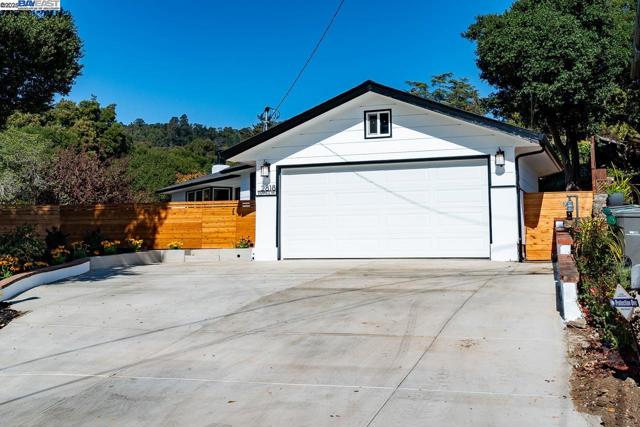 2818 Steinmetz Way, Oakland CA: https://media.crmls.org/mediaz/2ea247ca-25cd-4b4a-860a-2c6791ef7e98.jpg