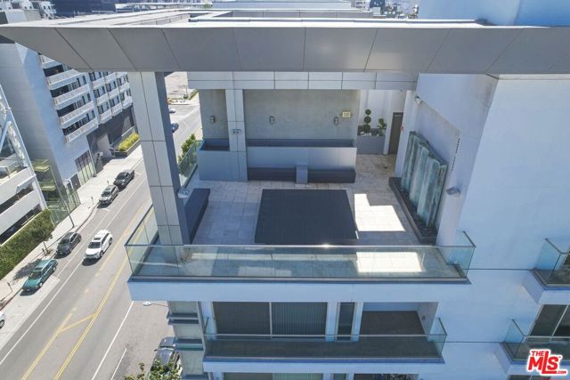 702 S Serrano Avenue, Los Angeles CA: https://media.crmls.org/mediaz/2ea300c2-1817-440e-bb8c-9a819ba227d0.jpg