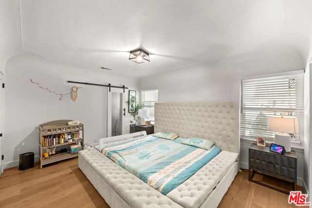 3871 Roxton Avenue, Los Angeles CA: https://media.crmls.org/mediaz/2ea37500-4349-4047-89a1-5ed2ec95220a.jpg