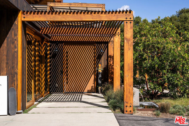 22575 Monte Vista Drive, Topanga CA: https://media.crmls.org/mediaz/2ea4c99d-40c8-4a60-ae78-6ce34867fc3f.jpg