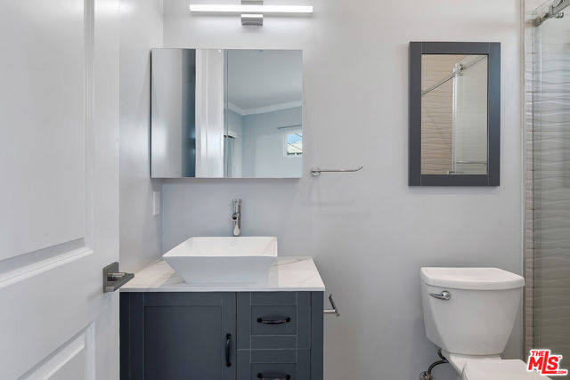 21037 Costanso St, Woodland Hills CA: https://media.crmls.org/mediaz/2ea4e8d7-3f18-479a-89e2-8e6912244725.jpg