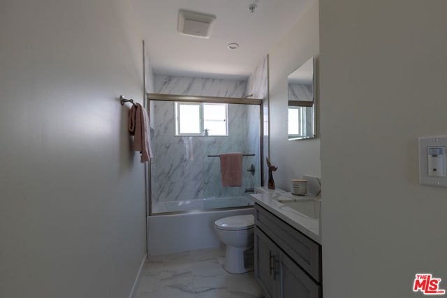 5123 W 130th Street, Hawthorne CA: https://media.crmls.org/mediaz/2ea52073-36bd-4d44-8317-3b8134ad2653.jpg