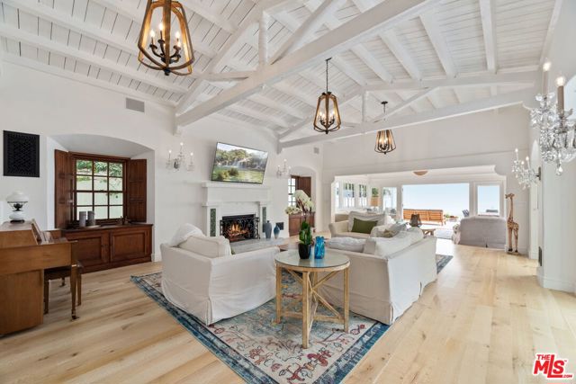 22416 Pacific Coast Highway, Malibu CA: https://media.crmls.org/mediaz/2ea5a626-ee41-48a2-95fe-07e9e08fb57b.jpg