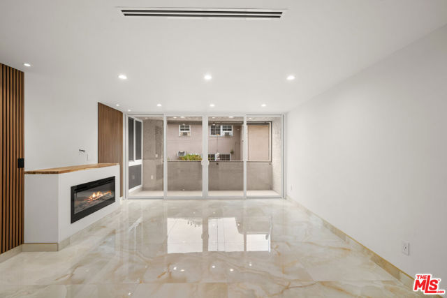 125 W Mountain Street, Glendale CA: https://media.crmls.org/mediaz/2ea7c9df-1f4b-4e3a-9092-09693f0a484e.jpg