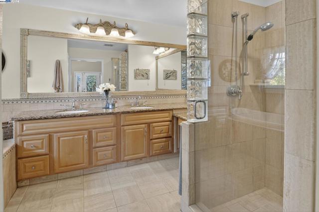 368 Beverly St, Livermore CA: https://media.crmls.org/mediaz/2ea7d573-acc4-4522-a3d8-0de523ef4bb7.jpg