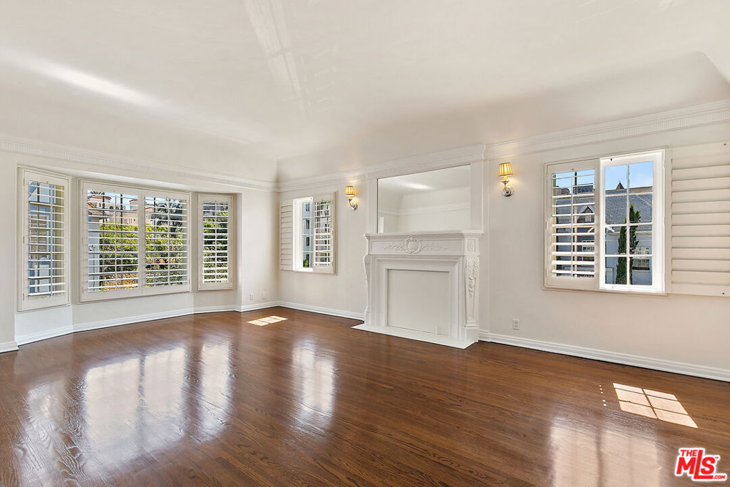 1/2 S Serrano Avenue
