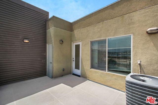 2974 Ripple Place, Los Angeles CA: https://media.crmls.org/mediaz/2ea8bd6d-9231-4cac-84d7-4930628153bc.jpg