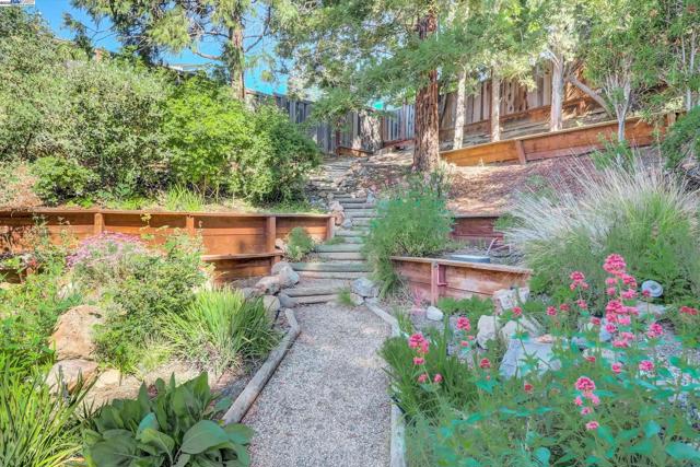 2277 Stillcreek Ct, Martinez CA: https://media.crmls.org/mediaz/2ea9566b-dc62-4385-9236-c4f54ce1cec2.jpg