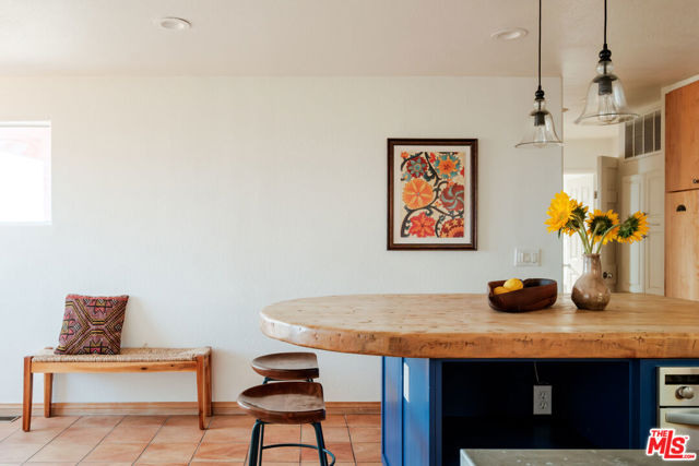 3029 Sequit Drive, Malibu CA: https://media.crmls.org/mediaz/2eaa26f0-95c4-43e2-8dae-b25a5c37bbaa.jpg