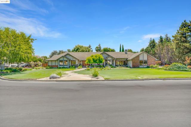2960 Almondwood Pl, Oakley CA: https://media.crmls.org/mediaz/2eaa93c4-7448-47cf-98f0-3e6b5b221b8f.jpg