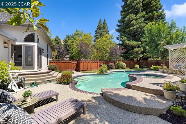 4101 Fox Creek Ct, Danville CA: https://media.crmls.org/mediaz/2eacedef-393a-4973-84e2-fc35bf88a970.jpg