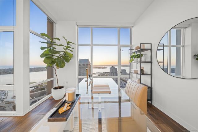 550 Front St, San Diego CA: https://media.crmls.org/mediaz/2ead1aca-b3af-48ee-921b-c50925e08a44.jpg