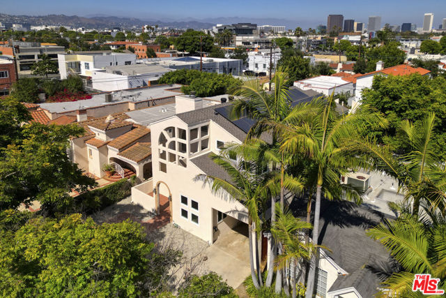 426 S Swall Drive, Beverly Hills CA: https://media.crmls.org/mediaz/2eadb37c-8c9d-44b7-a05c-73001089c5b9.jpg