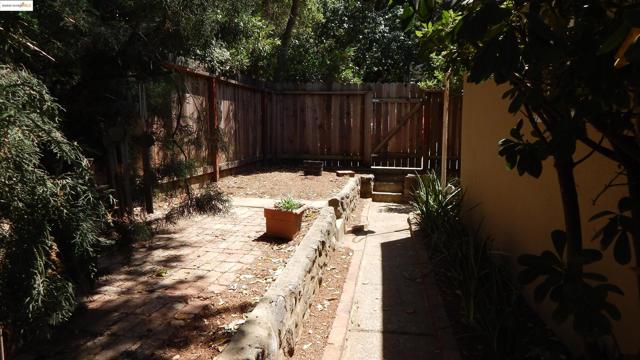 108 Green St, Martinez CA: https://media.crmls.org/mediaz/2eadfa7d-35c5-4cea-bf16-96a7415dc400.jpg