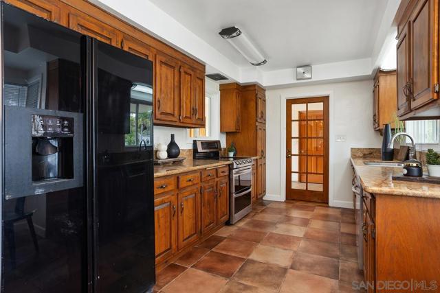 6307 Via Maria, La Jolla CA: https://media.crmls.org/mediaz/2eaeaae6-2bb3-4a96-8f9b-3d23d7a4c2a4.jpg