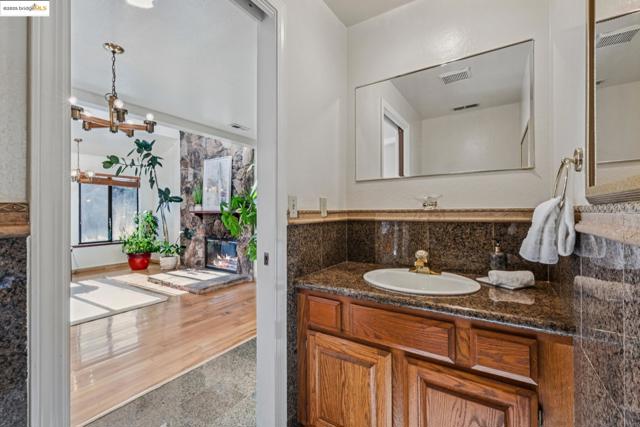 9090 Castlewood St, Oakland CA: https://media.crmls.org/mediaz/2eaf2eeb-646c-43f9-ba49-46b504a65fd9.jpg