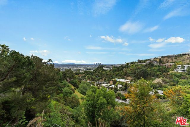 1539 Viewsite Drive, Los Angeles CA: https://media.crmls.org/mediaz/2eaf40cb-e960-4e6a-98c6-10caa5a372a3.jpg