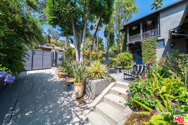 6626 Cahuenga Terrace, Los Angeles CA: https://media.crmls.org/mediaz/2eb003e7-6500-4226-a947-edf481d3bdab.jpg