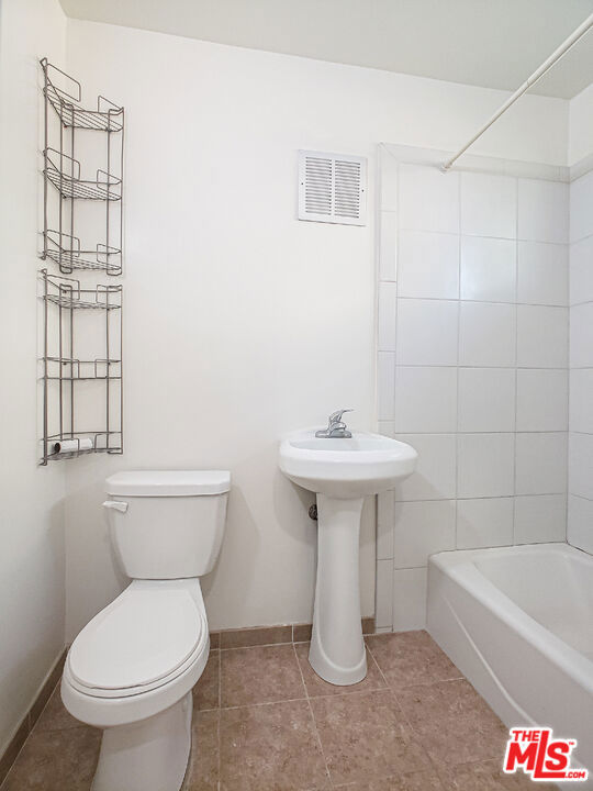 453 N Kingsley Drive, Los Angeles CA: https://media.crmls.org/mediaz/2eb0f696-b4b5-41f0-8be0-56ea08eb009a.jpg