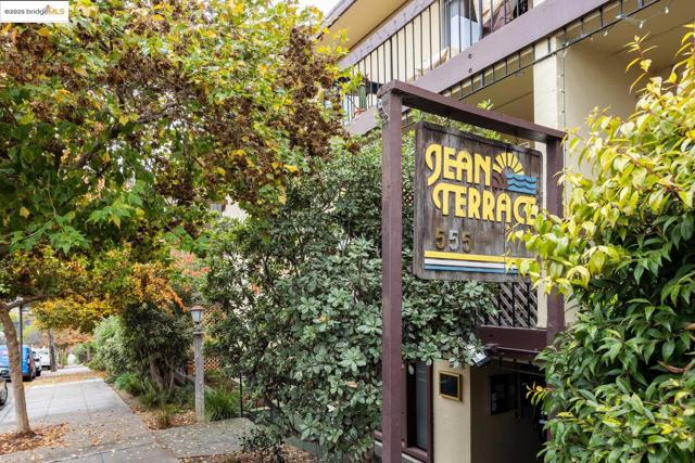 555 Jean St, Oakland CA: https://media.crmls.org/mediaz/2eb23568-6a5e-48cf-9b3d-da5ad55471b9.jpg