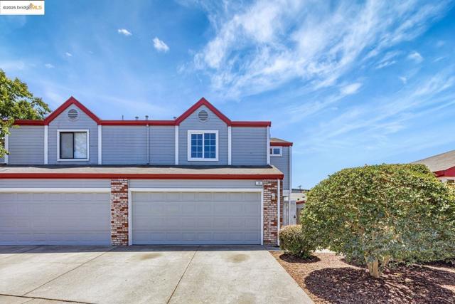 16 Town Sq PL, Oakland CA: https://media.crmls.org/mediaz/2eb2f020-ae7f-4958-b607-e714ef1c4ca4.jpg