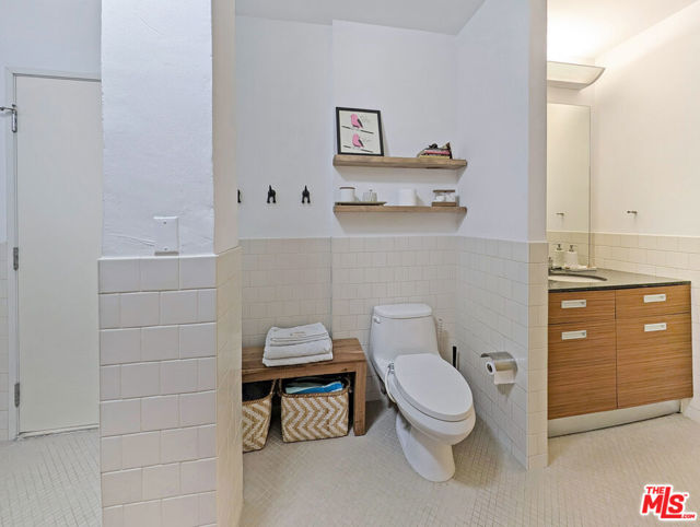 738 S Los Angeles Street, Los Angeles CA: https://media.crmls.org/mediaz/2eb3215c-59dd-439b-8748-c5d09604da27.jpg