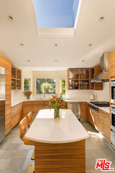 3818 Hollyline Avenue, Sherman Oaks CA: https://media.crmls.org/mediaz/2eb48acf-081b-4ac1-86fb-89676a742295.jpg